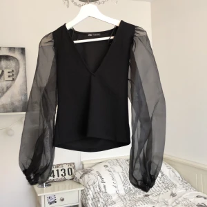 Puffärmar  - Säljer denna coola tröjan från zara som aldrig är använd. Så den är i super fint skick! Om du är intresserad tveka inte på att skriva till mig☺️. FÖRST TILL KVARN⚠️ FRAKT TILLKOMMER⚠️