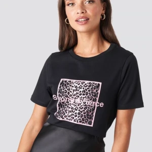 Nakd t-shirt - T-shirt från Nakd. Skicket är bra men säljer pga inte min stil. Nypris 199kr säljer för 80kr + frakt 