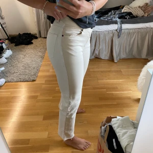 Jeans - Ett par beiga och vita jeans i storlek 32 men jag själv är 36-38 så skulle inte säga att dom sitter som en 32