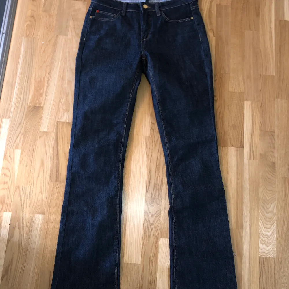 Jättefina bootcut jeans från Hampton republik. Storlek 26/38, jag är 169 cm lång och de har perfekt längd på mig. Priset går att förhandla.. Jeans & Byxor.