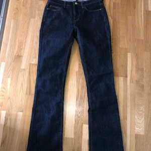 Bootcut - Jättefina bootcut jeans från Hampton republik. Storlek 26/38, jag är 169 cm lång och de har perfekt längd på mig. Priset går att förhandla.