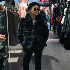 Faux fur jacka - Faux fur jacka från nelly!! Använd en halv vinter och har bara hängt i garderoben över 2 år då jag inte bott hemma i Sverige. Den är i bra skick och passar till någon i storleken XS-S. Håller bra värme och är perfekt för kommande höst och vinter!! Köpt för 999kr. (Två sista bilder är lånade)