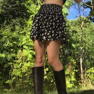 Söt kjol - Blommig söt kort kjol, använd en gång! Möts på söder eller hägersten eller så står köparen för frakt!