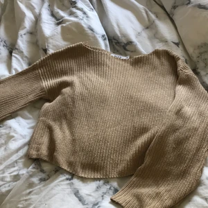 Nakd tröja - Stickad Tröja från nakd, i storlek XXS, (men de har stora storlekar) den är beige & har lite bredare ändar av armen, säljer pågrund av att den inte används längre💕