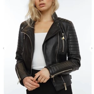 Skinnjacka från chiquelle  - Jättefin höst/vår jacka från chiquelle. Köpt för något år sedan men knappt använde så jättefint skick. Skriv för fler bilder 