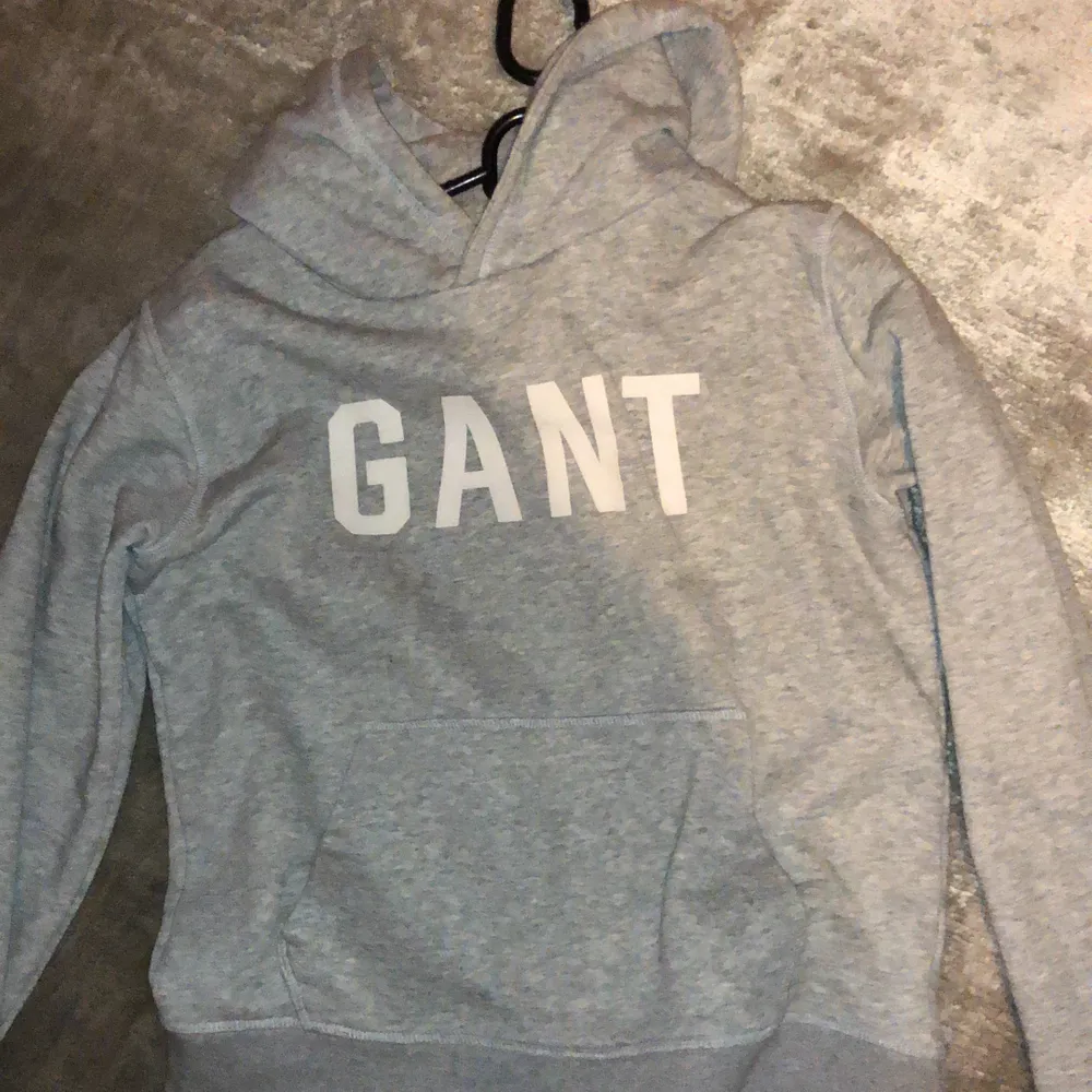 En för liten Gant hoodie som knappt blivit använd. Nypris låg på ungefär 800-900kr skulle jag tro.. Hoodies.