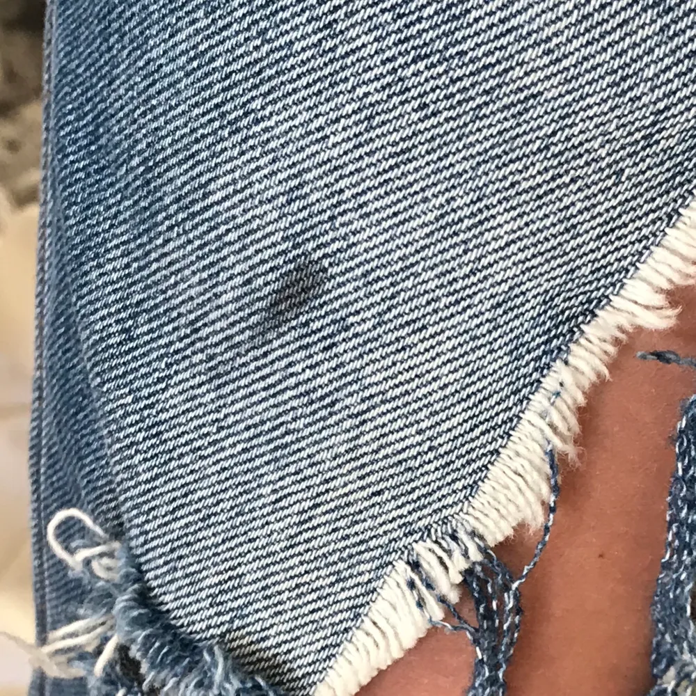 jeans från monki som jag klippt själv, både längd och hål på knäna, jättefina men tyvärr för små för mig 😢 skriv privat för fler bilder :) nypris 400. Jeans & Byxor.
