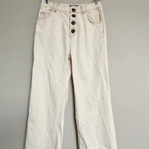 Äggvita jeans  - Flitigt använt men i bra skick och förtjänar att hitta nytt hem!