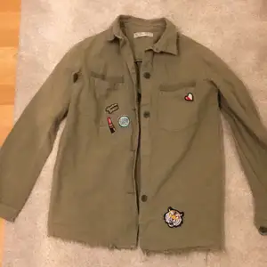 En jättefin militär grön jacka med patches från zara Girls :storlek 164. 