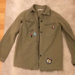 Superfin jacka - En jättefin militär grön jacka med patches från zara Girls :storlek 164. 
