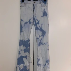 Jeans bershka - Skit coola jeans från bershka som jag blekt hemma själv. 