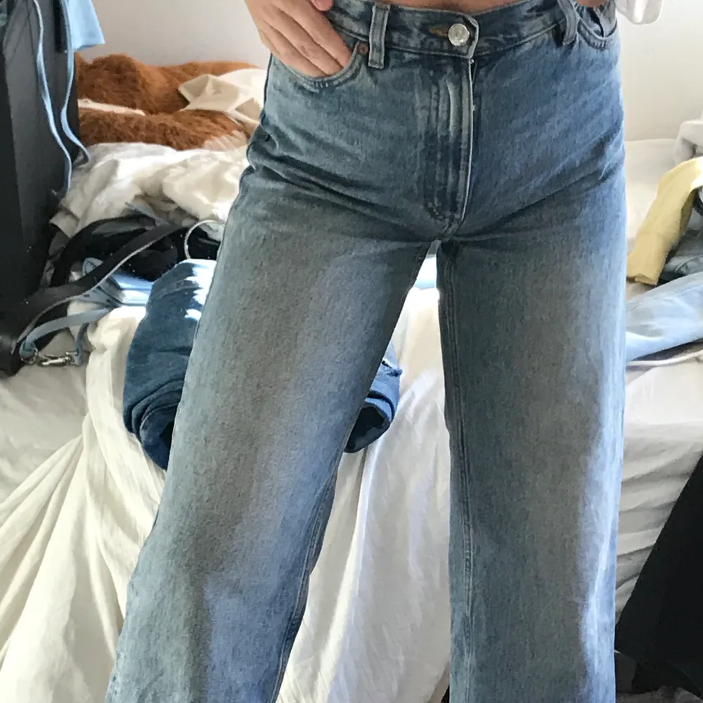 Trendiga jeans men börjar tyvärr bli för små för mig, jag har klippt dem kortare själv (jag är 161), jättefint skick, nypris 400 säljer för 180+frakt. Jeans & Byxor.