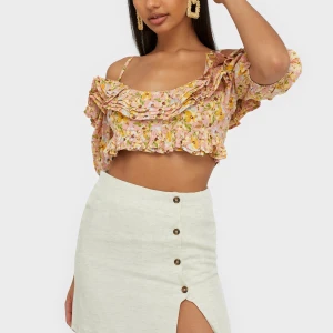 Effortless skirt NellyTrend - Oanvänd kjol i storlek 34, lapparna sitter kvar. Köptes för 249kr, köparen får stå för frakten eller så kan den hämtas i Malmö/Kävlinge