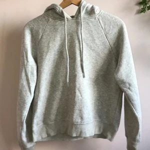 Ljusgrå hoodie - Skön, snygg, ljusgrå hoodie. Säljer mycket billigare än orginalpriset!! Har bara använt den få ngr. Buda i kommentarerna, högsta pris säljs den till! Kontakta mig privat så kan vi snacka om priset och kanske sänka det!