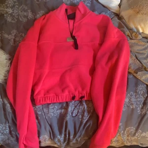 Hoodie från JD - Neon rosa Hoodie använd 1 gång från JD. Väldigt snygg och bekväm kan användas till vardags men även till träningen. 