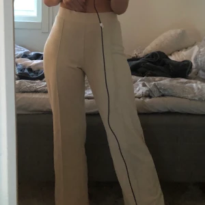 Beige Kostymbyxor - Säljer dessa beige kostymbyxor, jag är 175 och de går hela vägen ner 💕 Köpta från Nelly, köparen står för frakten 
