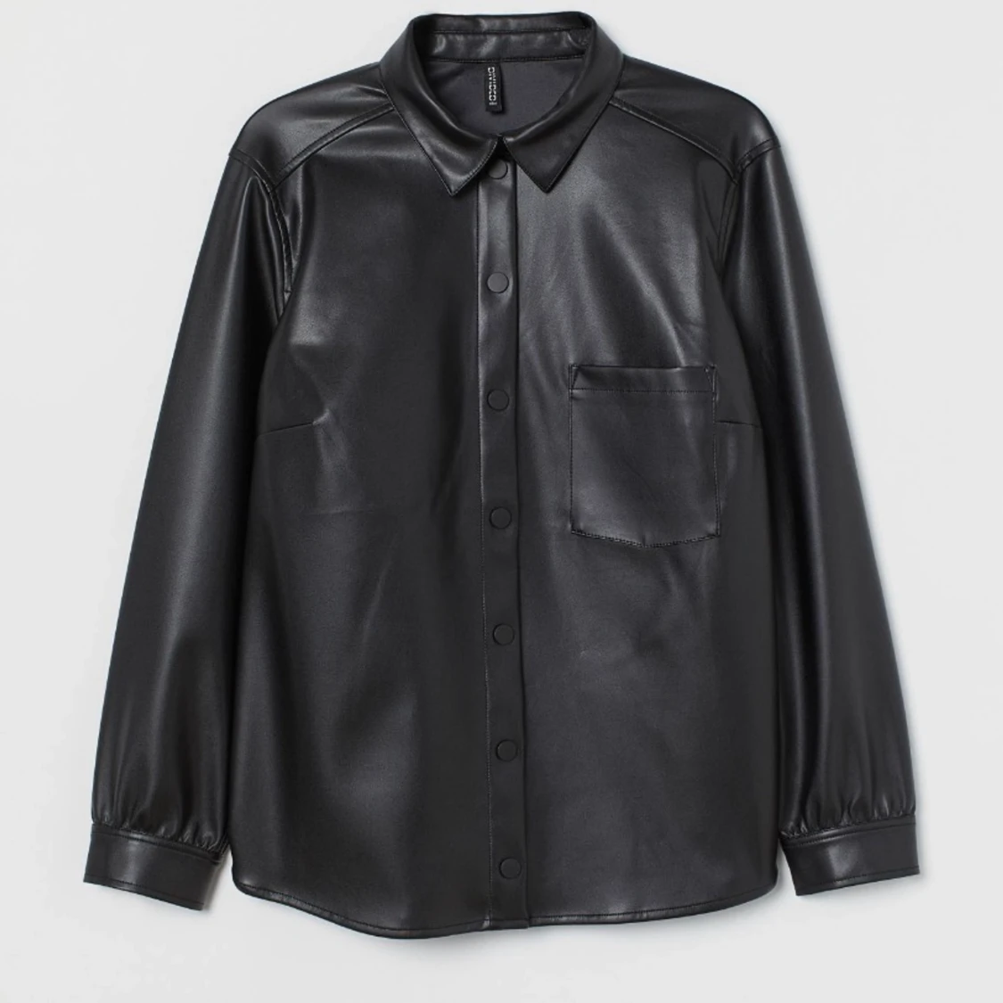 Ny läder skjorta från H&M, säljes pågrund av kommer ej till användning tyvärr. Använd 1 gång så som ny