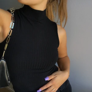 As coolt pololinne i ribbat material  - Inte använd mycket alls. Passar till allt och man får fin figur i den! Frakt på 42, budgivning i kommentarerna om fler är intresserade💕