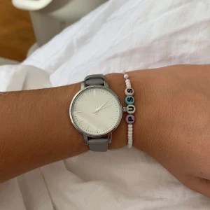 Klocka!  - Säljer denna superfina klocka ifrån H&M som är helt oanvänd i en jättefin grå färg! Väldigt stilren och funkar till allt! Hör av dig med eventuella frågor! Köparen står för eventuell frakt!💝😋🌈🍿😝