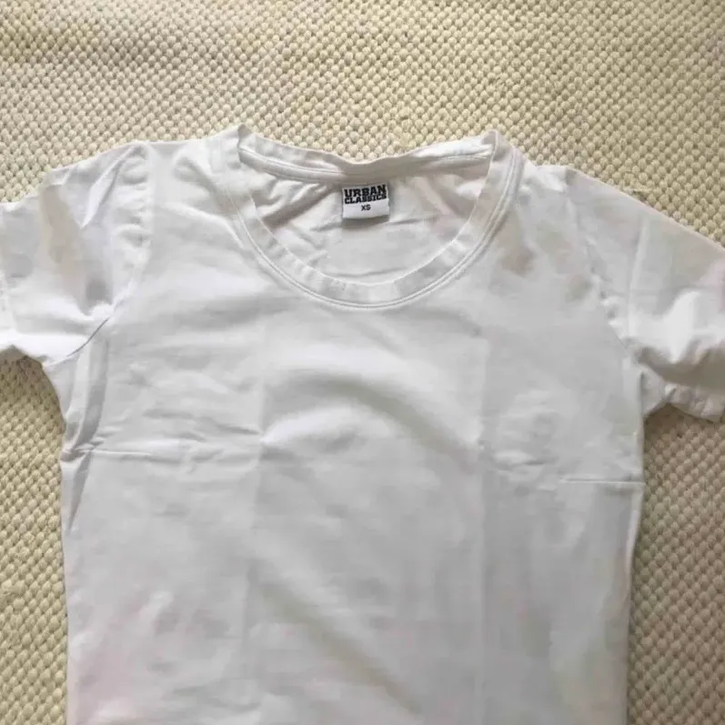 superfin vit enkel croptop från Junkyard köpare står för frakt. T-shirts.