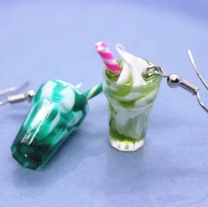 🍦🍧🍦🍧NYA ÖRHÄNGEN VANILJ GLASS GLADA FÄRGER 🍧🍦🍧⭐️ - *🍦🍧🍦🍧SÄLJES NYA & PLOMBERADE/ INGÅR ETT PAR   EXKLUSIVA DROPPÖRHÄNGEN,  MJÖLKGLASS. Material UTAV AKRYL Å Metall -hög kvalite . LEVERANS  MED EN GLITTRIG TYG ETUIET,SE ENLIGT BILDERNA. 🍦🍧🍦🥳BJUDER PÅ PORTOT/ 1-3 VARDAGARS LEVERANS örhängena ser goda ut får absolut ej ätas från 7>  