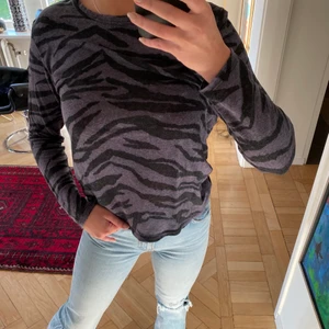 Zadig tröja - Hej! Säljer min långärmade Zadig tröja. Köpt på Zadigs butik på Birgerjarlsgatan för ca 1 år sen. Köpt för 1375kr. Stl xs-s. Använd fåtal gånger, pris kan ändras!💕