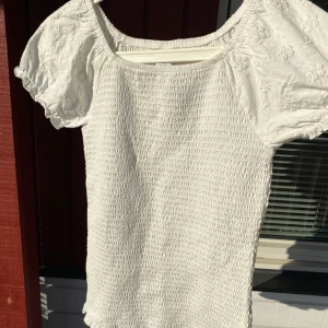 Tshirt med smock  - Säljer en oanvänd T-shirt med smock och broderade armar. Från barnavdelningen men tröjan är strechig och passar mig som normalt är en s-m.💕💕💕