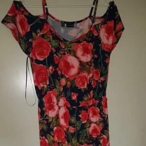 Klänning  - Jättefin klänning, står att det är storlek 32-34 men jag har vanligtvis 36 och den är lite stor för mig. Aldrig använd. 100 kr 🌸