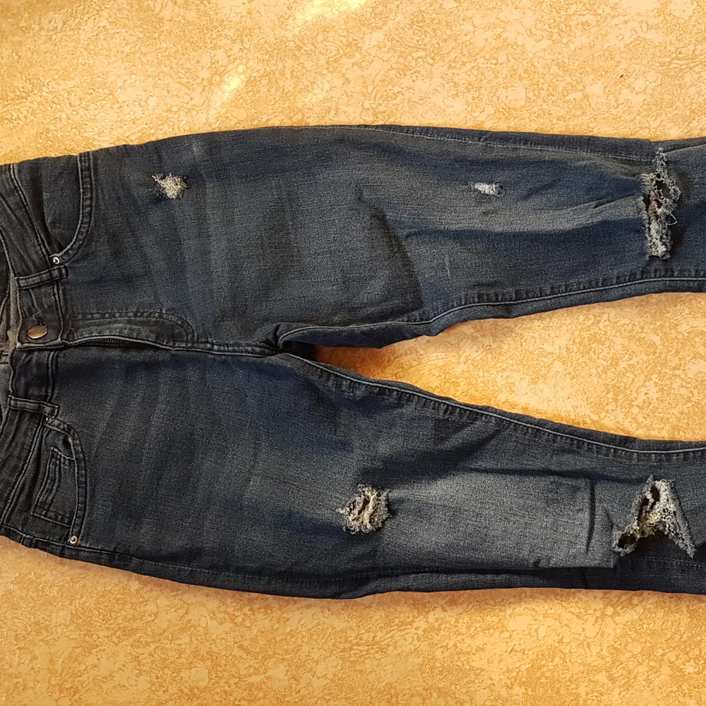 Snygga jeans i storlek 38. Använt 2-3 gånger. 150 kr 🌸. Jeans & Byxor.