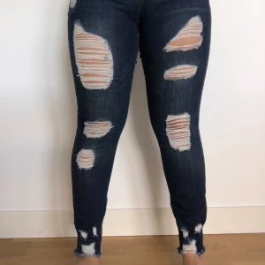 Mörkblåa ripped jeans - HELT NYA OANVÄNDA! Säljer superstretchiga, högmidjade och jättesköna ripped jeans. Säljer då jag fick de som present och de inte är min stil. Jättefin passform som framhäver former och underbart skönt material. Frakt ingår ej