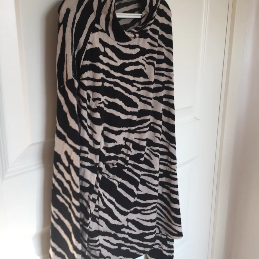 En härlig långärmad tröja med zebramönster!      Använd ett fåtal gånger men är i fint skick.                Storlek XS💓 buda . Blusar.
