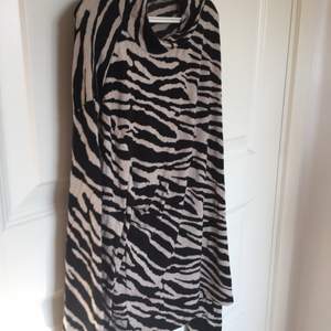 En härlig långärmad tröja med zebramönster!      Använd ett fåtal gånger men är i fint skick.                Storlek XS💓 buda 