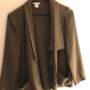 Kavaj? - Fin kavaj eller vad det heter, finns både svart och grön. Pris för en är 70. Nyskick