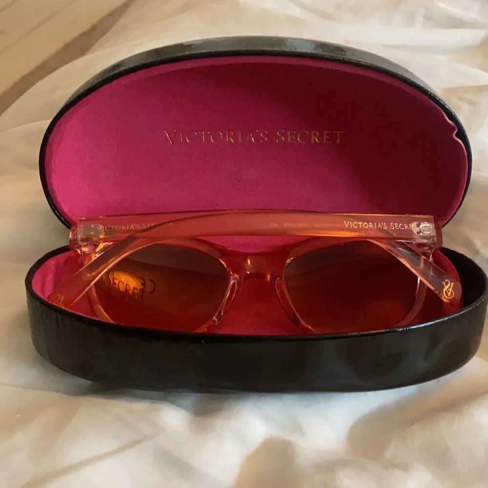 Ljusrosa solglasögon i gott skick från Victoria secret. Köpta i New york 2014 för 750kr, använda ett par få tal gånger. Fodral medföljes. Kan smidigt hämtas upp i centrala göteborg. Betalning via swish. Accessoarer.