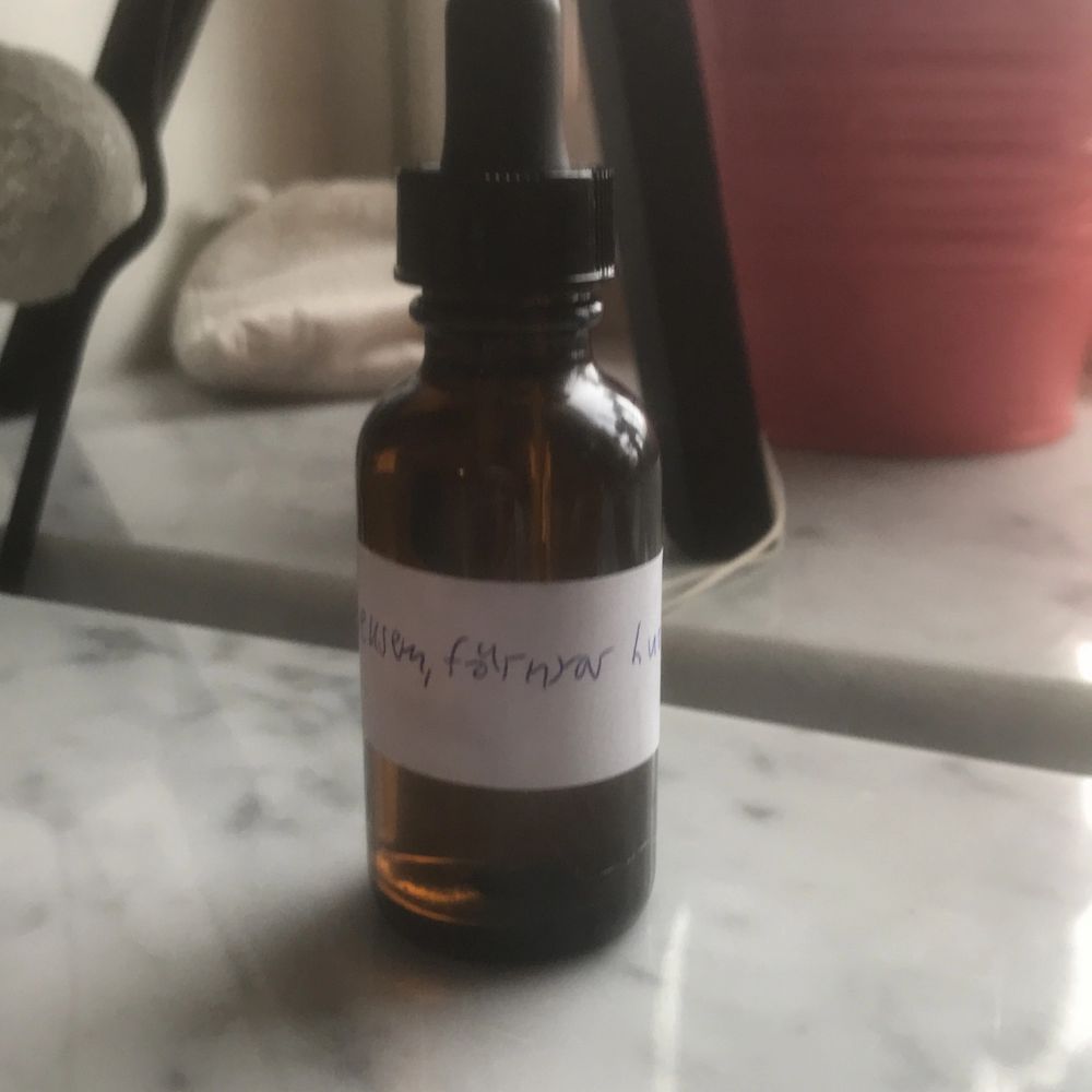 ❗️ANVÄNT HANDSKAR, MASK OCH HAFT UPPSATTT HÅR SAMT TVÄTTAT ALLT MED EKOLOGISKT ALLERGI OCH ASTMA SÄKER SÅPA❗️Detta är 4st serum (30ML) jag säljer, de är inte djurtestade och de är veganska🌱🌱 Du kan köpa en eller flera☺️bara att kontakta vid köpte eller frågor💖•2 st är mot torr hud, eksem och förnyar hudcellerna❤️❤️ •De andra 2 är mot känslig hud och förnyar hudceller❤️❤️ PRIS: 1 st för 65kr+frakt🥰🥰Frakten ligger på 22kr. INSTA: moonglosswe✨. Övrigt.