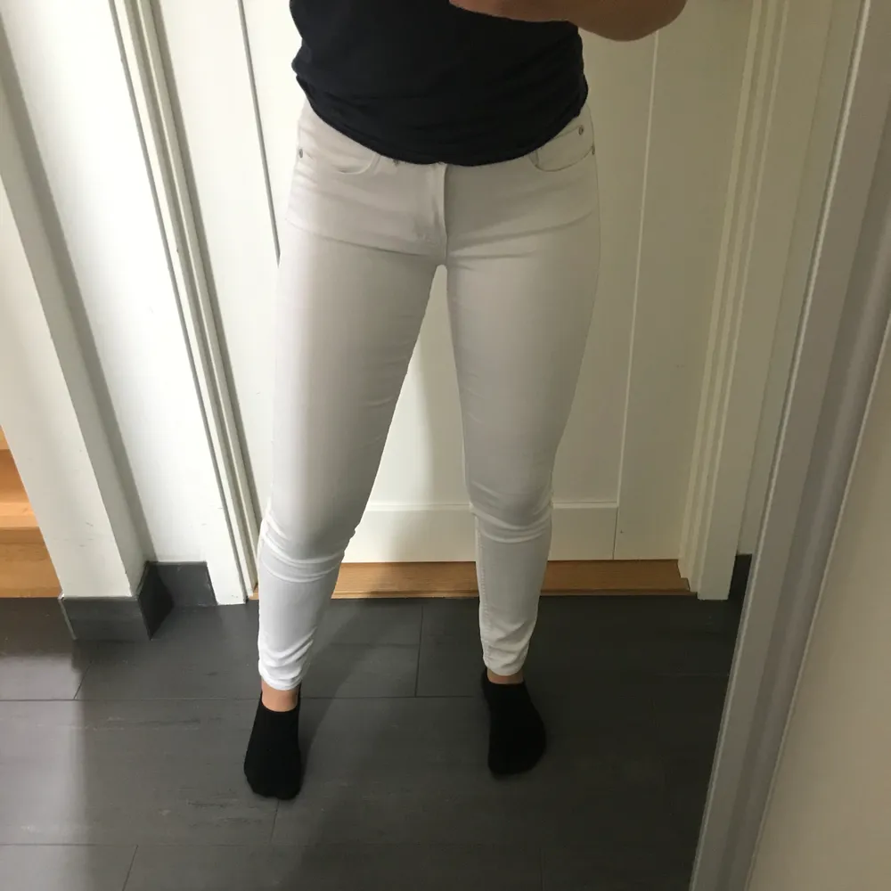 Vita jeans med stretch i från Only i storlek S. Säljer de för 120kr+frakt. . Jeans & Byxor.