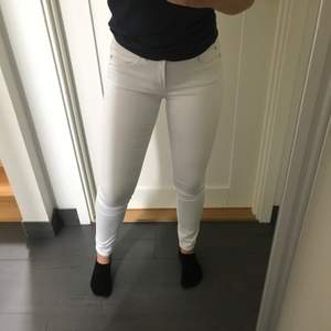 Vita jeans med stretch i från Only i storlek S. Säljer de för 120kr+frakt. 
