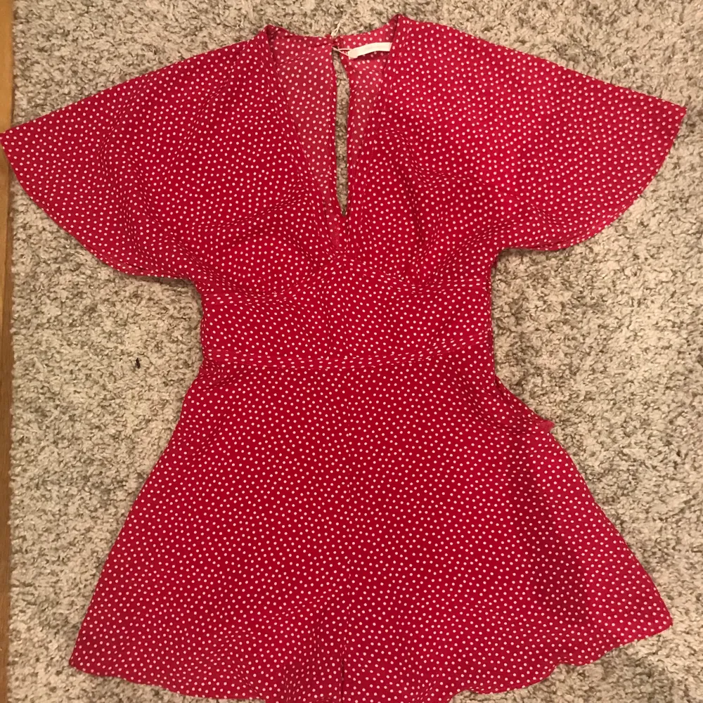En såå snygg playsuit från zara, kommer tyvärr inte till någon användning. Den är i storlek M men skulle säga att den passa folk med storlek xs-S också! . Mekot.