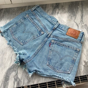 Levis 501  jeansshorts  - Jeansshorts 501 från Levis, storlek 24 som en XS. 👖