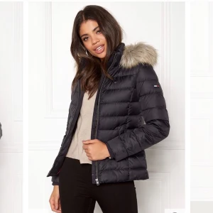 Tommy Hilfiger jacka - Beige, (INTE SVART), Tommy Hilfiger jacka i väldigt bra skick!! Så gott som ny! Nypris: 2195kr. Stl: S.