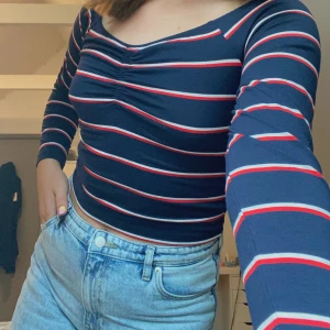 Långärmad tröja  - Blå, vit och röd randig tröja från bik bok. Kunden står för frakt! 