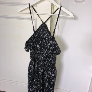 Jumpsuit - Jumpsuit/byxdress från HM. Aldrig använd. Justerbara band. Strl 36