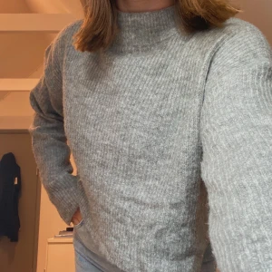 Stickad tröja  - Stickad tröja från h&m med vida armar. Kunden står för frakt! Bud i kommentarsfältet 