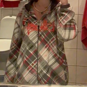 Billabong zip up hoodie - Säljer min favvo hoodie från billabong as fet!! Oversized o sitter skit snyggt