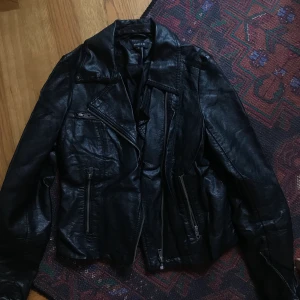 Skinnjacka  - Skinnjacka från Lindex (storlek 36) använd 1-2 gånger. 