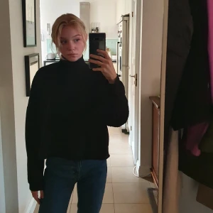 Långärmad tröja - Svart långärmad tröja med justerbart band i nacken. Lite sliten text på bandet men annars bra skick. Frakt tillkommer, kan även mötas upp i Stockholm.