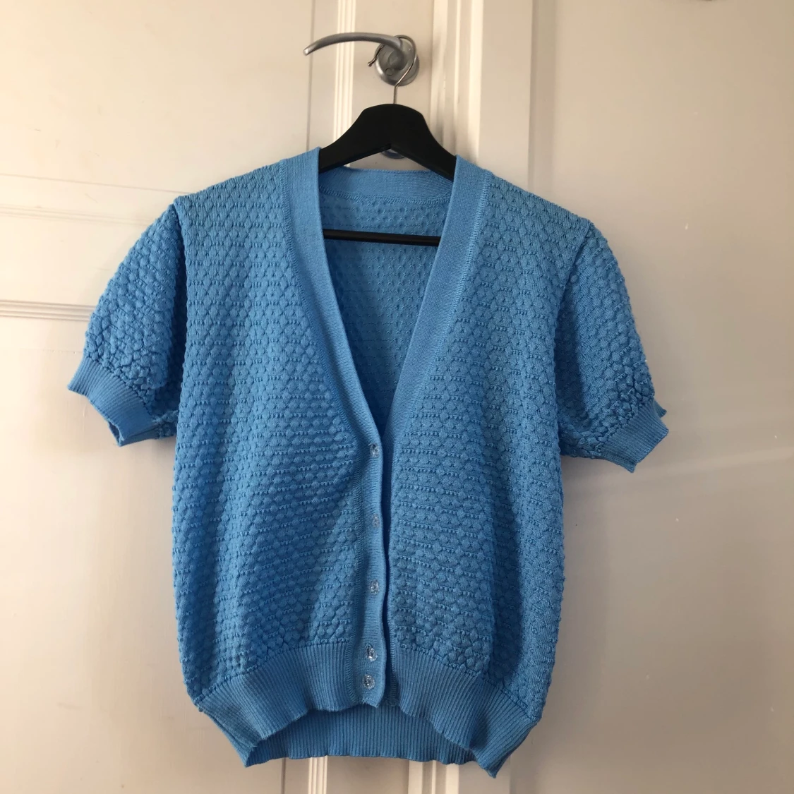 Blå stickad kofta