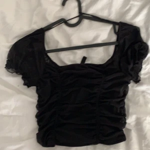 Fin svart tröja - En fin tröja med små detaljer, från h&m och kostade 150 tror jag💓 aldrig använd och känner att ngn annan kan få bättre användning för den, 90+ frakt