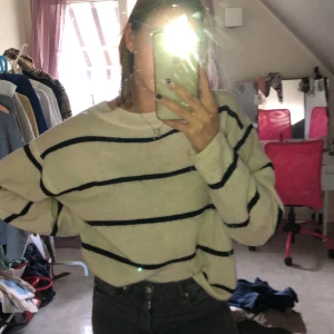 Randig skickad tröja - En superfin randig stickad tröja från från H&M