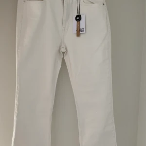 Vita flare jeans  - Säljer helt nya jeans på grund av fel storlek från ”MARQET”. Riktigt bra skick, strl 40 men passar även folk som har M i jeansstorlek. Jeansen kan tvättas om så önskas. Köparen står för frakten. Ord pris 599 kr , säljer för minst 300 kr. 